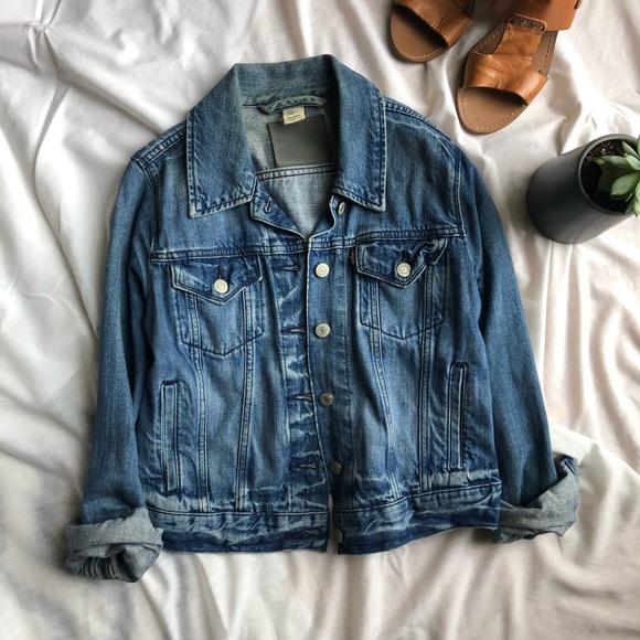 levi's medium wash denim jacket
